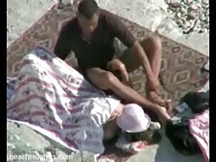ຊອກຫາລູກໄກ່ orgasm ທີ່ບໍ່ສາມາດລືມໄດ້ shoves ນິ້ວມືຂອງນາງໃນຕົນເອງ